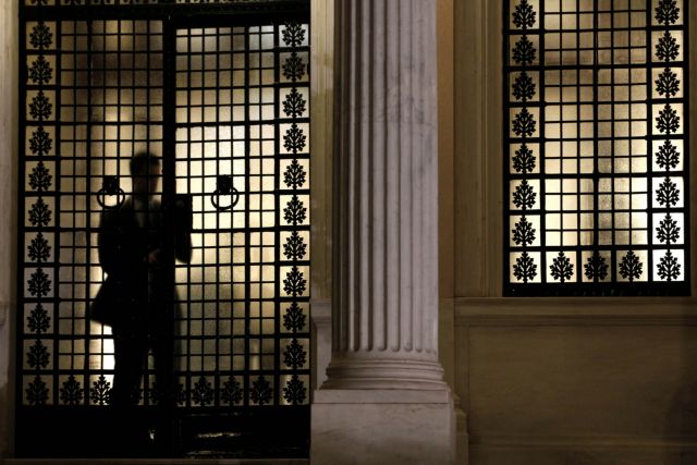 Ανησυχία στα ξένα ΜΜΕ για την τρικομματική «στο χείλος τoυ γκρεμού»